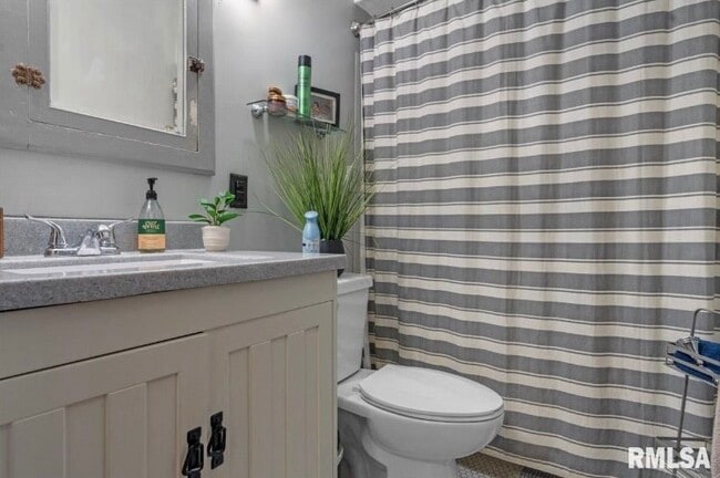 Foto del edificio - 860 Loraine Ave