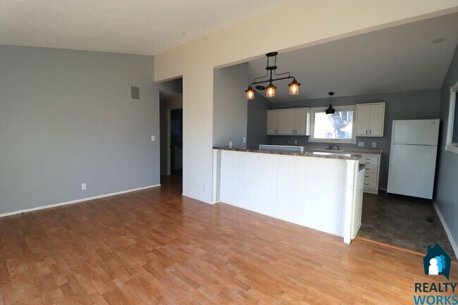 Building Photo - 3 Bedroom Home Available!