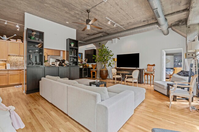 Foto del edificio - 1070 W 15th St
