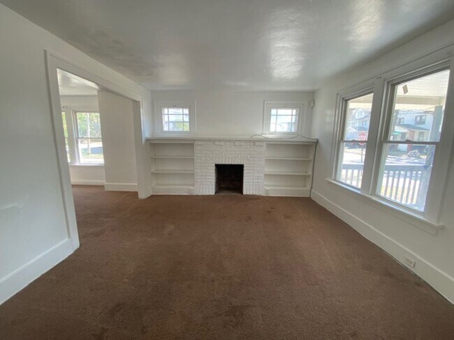 Foto del edificio - Welcoming 5BR/3BA with Dining Room & Laundry—Minutes to UA and Downtown