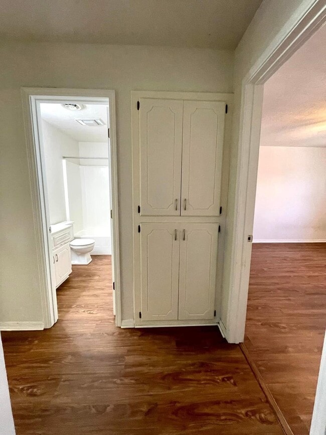 Building Photo - 1432 S Stoneridge Manor