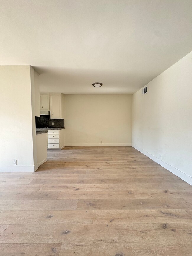 Building Photo - 226 N La Peer Dr