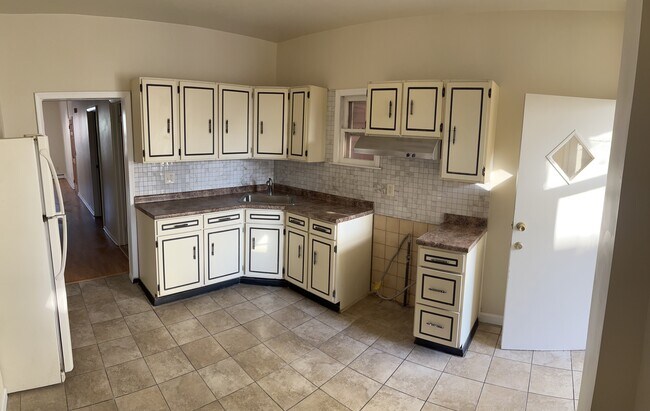 Spacious Eat-In Kitchen - 228 Walnut St
