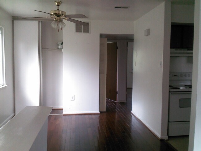 Área de comedor, el color del piso puede variar según la unidad. - 199 Michele Way