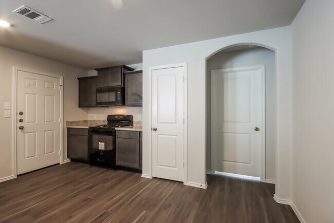 Building Photo - 2412 Rosewood Ln