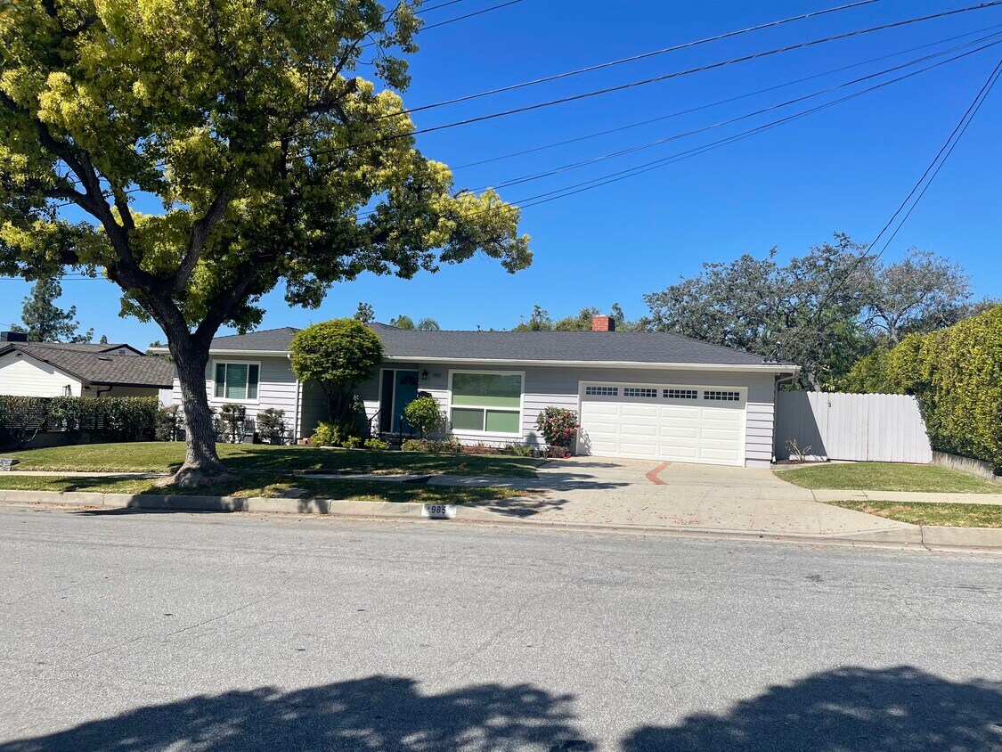 Street View of home - 985 Riviera Dr