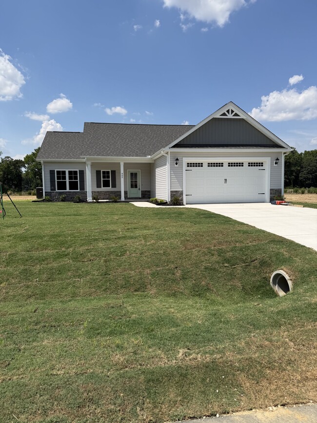 Building Photo - 405 Creeks Edge Dr