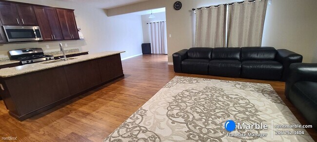 Foto del edificio - 3 br, 2.5 bath Townhome - 214 Lockheed Dr 214