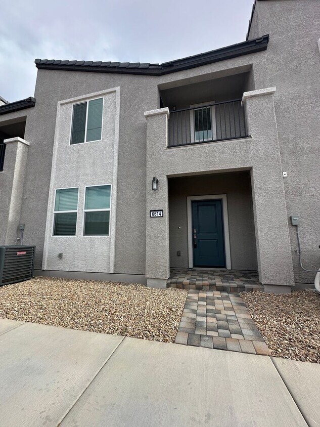 Foto principal - New Constructed and upgraded three bedroom...