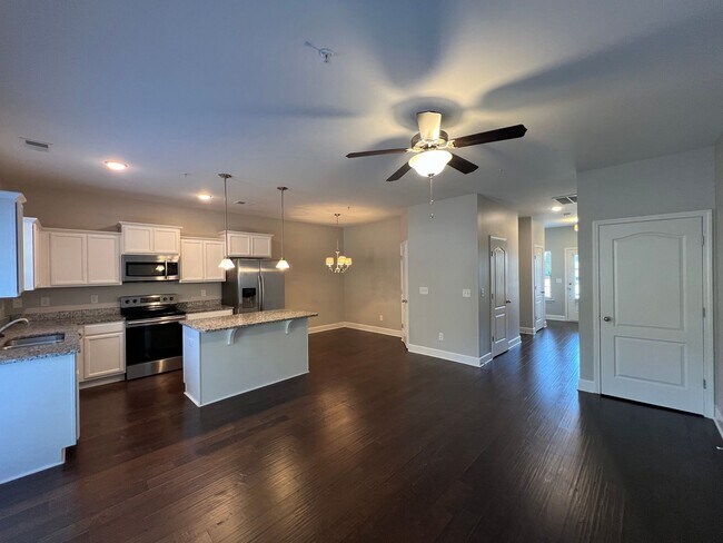 Building Photo - Beautiful Open Concept 2 BR 2.5 Townhome i...
