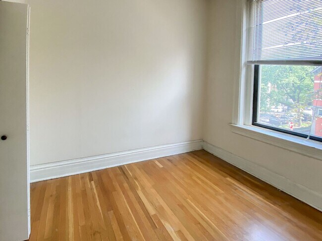 Foto del edificio - 2954 N Racine Ave