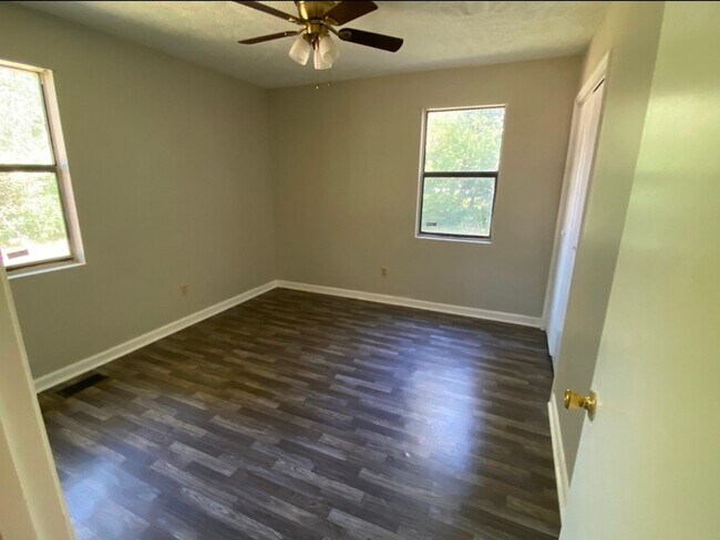 Foto del edificio - 3 bedroom with 2 bath brick home located in the heart of Hartsville