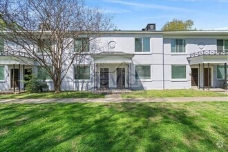 Building Photo - 585 E Pkwy S