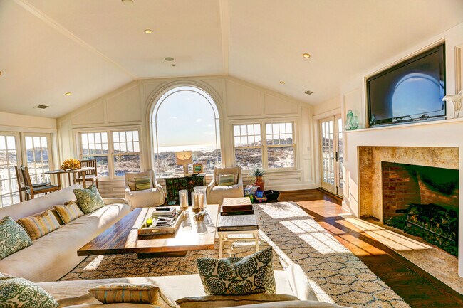 Building Photo - 2056 Montauk Hwy