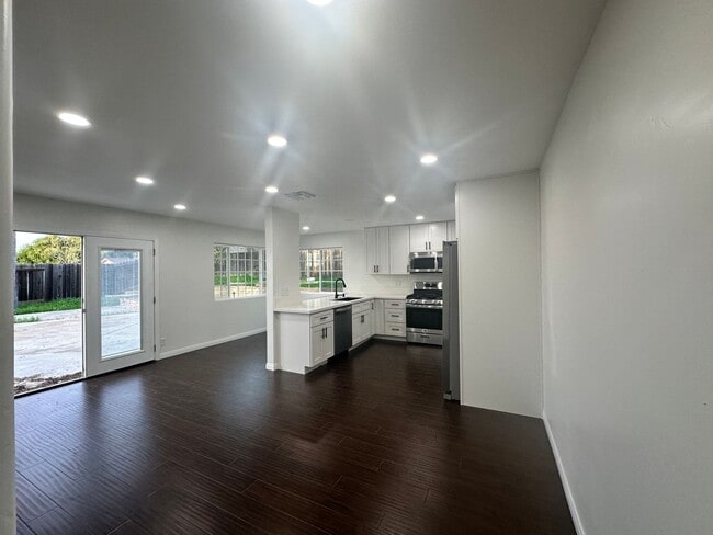 Foto del edificio - Beautifully Renovated 3-Bed, 2-Bath Home with Pool in Prime Location