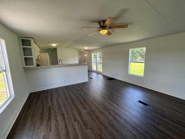 Building Photo - 3 bedroom 2 bath Mobile Home on 1 acre in ...