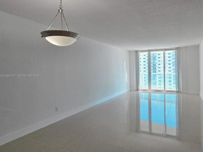 Foto del edificio - 19380 Collins Ave