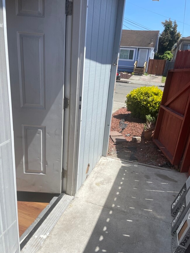 Puerta principal - 1611 103rd Ave
