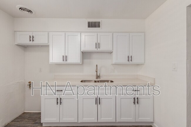 Foto del edificio - 8639 N 7th St