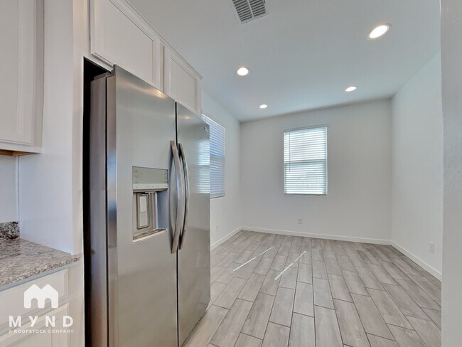 Building Photo - 438 E Diamond Dr