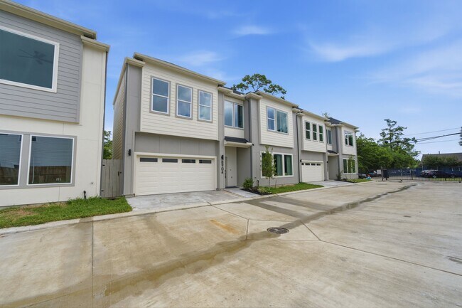 Building Photo - 8910 Knoll Leaf Dr