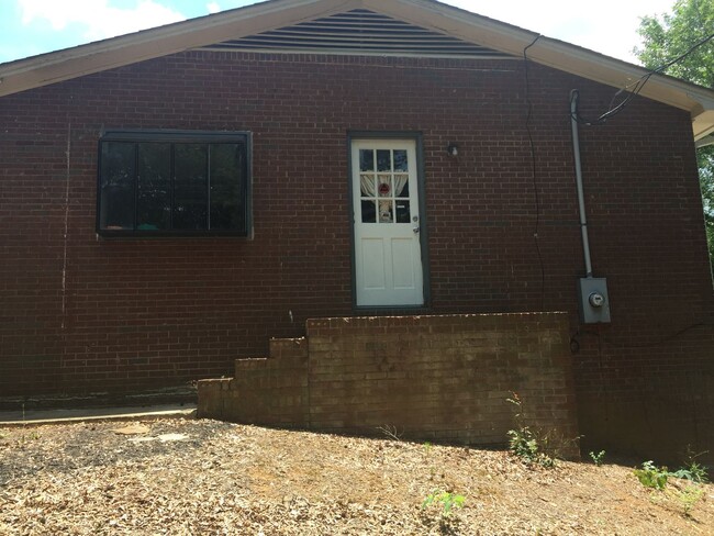 Building Photo - Large 3 Bedroom 2 Bath Home in Clover. Per...