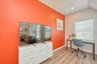 Building Photo - 1924 Calumet St