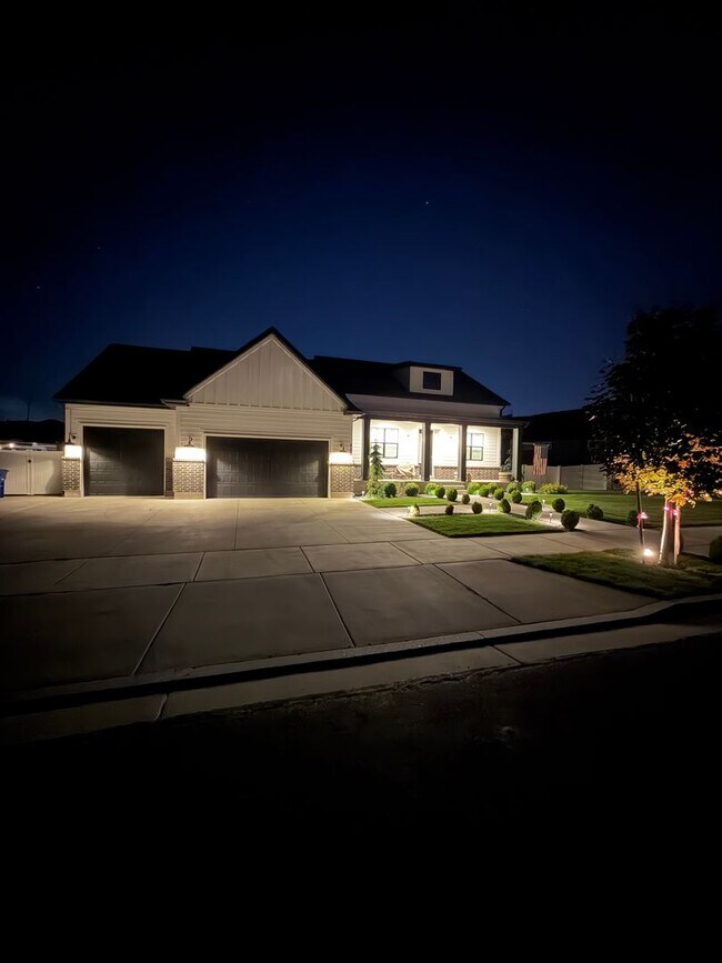 Building Photo - Luxury Modern Farmhouse in South Weber | Designer Kitchen | 3-Car Garage