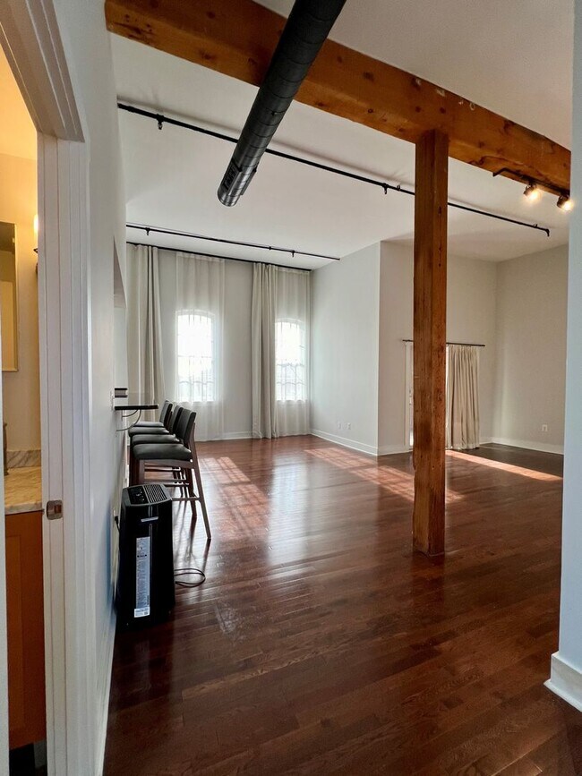 Foto del edificio - Luxurious 1-Bedroom Condo at Cuthbert Loft...