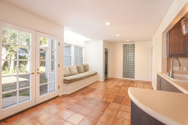 Foto del edificio - 10821 Cushdon Ave