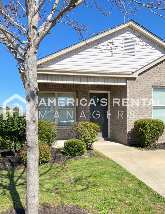 Building Photo - Home for rent in Moundville! Available to ...