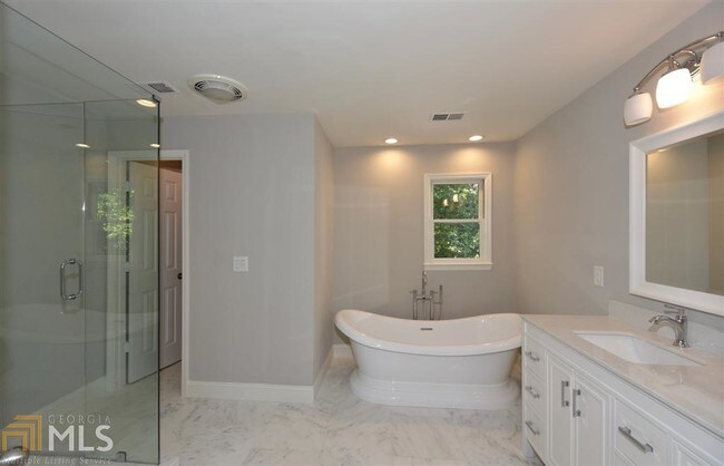Building Photo - 600 Willow Knoll Dr