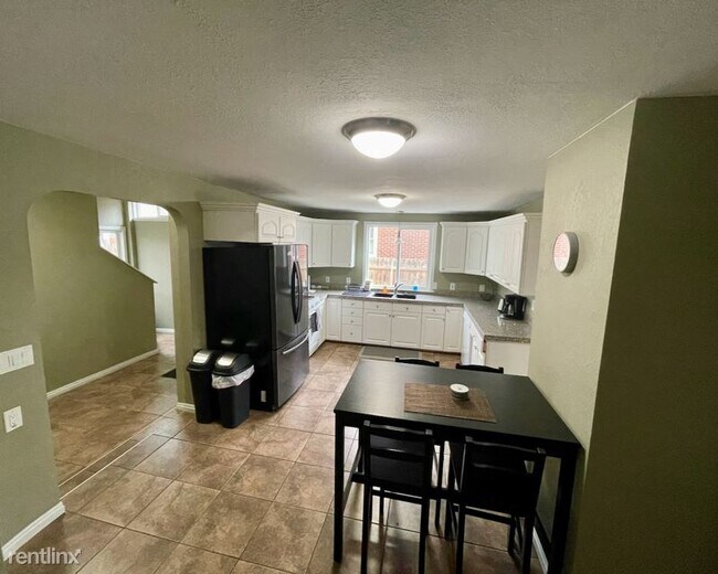 Building Photo - 3 br, 2 bath House - 2431 S 800 E