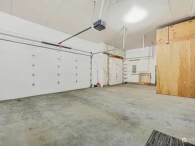 Building Photo - 915 E Maple St