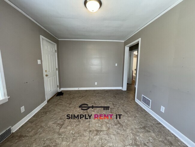Building Photo - 2 Bedroom Near Campus Available Now!