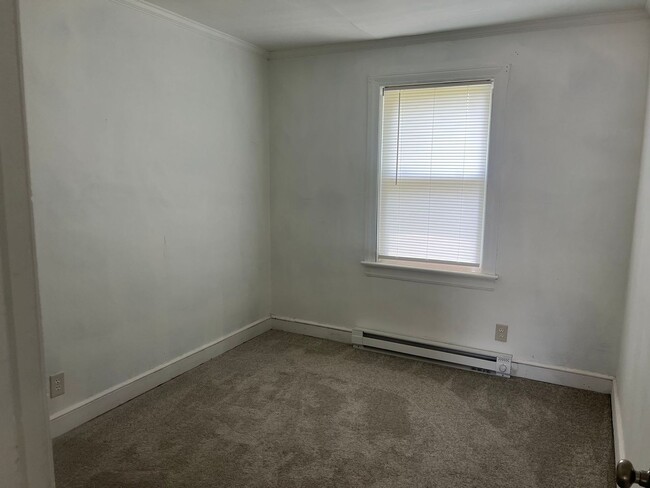 Building Photo - 3 Bedroom Brick House