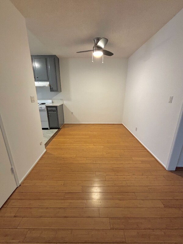 Building Photo - 2042 Beachwood Dr