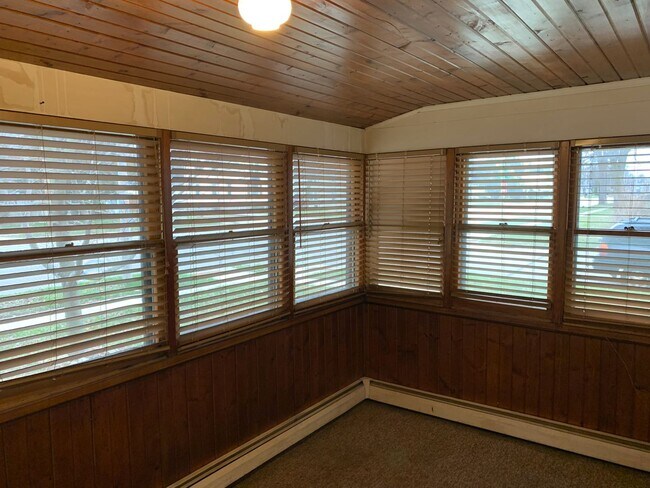 Building Photo - FREE JANUARY RENT!! Pet Friendly 3 Bedroom...