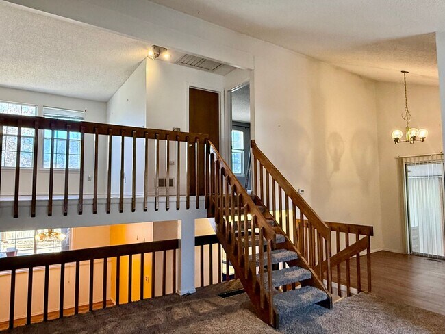 Foto del edificio - Open Tri-Level Townhome With Tons Of Space...