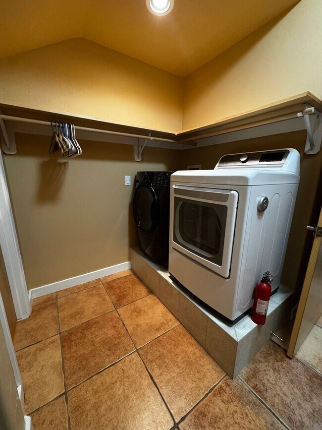 Foto del edificio - Fully Furnished 30-Day Rental – Comfort, Space & Convenience