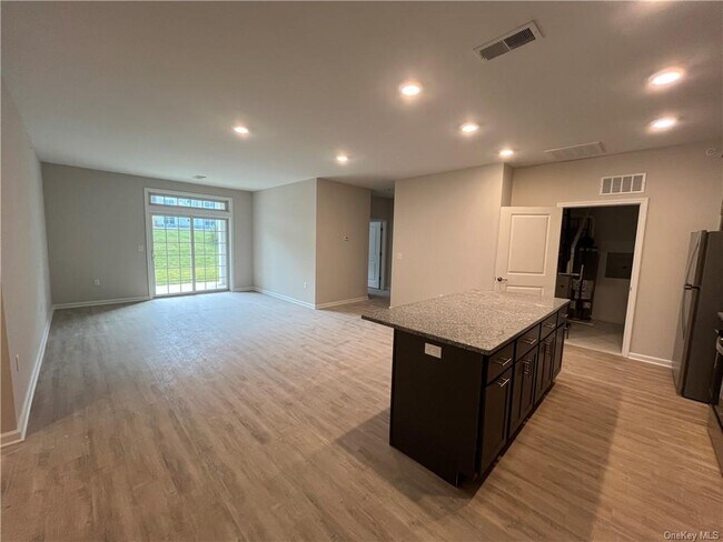 Foto del edificio - 214 Tower Ridge Cir