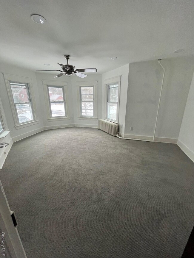 Building Photo - 5 Elm St