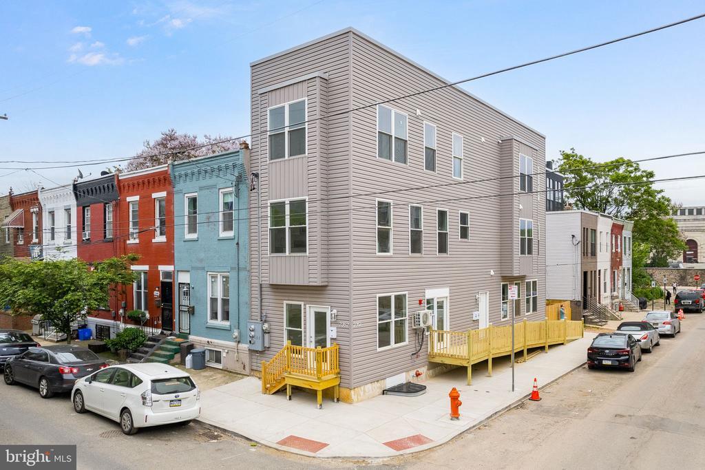 Primary Photo - 2352 W Thompson St