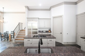Building Photo - 2702 Tudor Manor