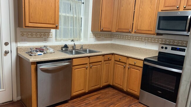 Foto del edificio - Room in Townhome on Plank Bridge Way