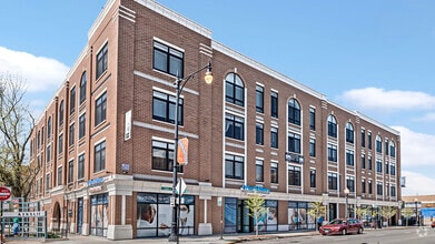 Building Photo - 1502 W Ainslie St