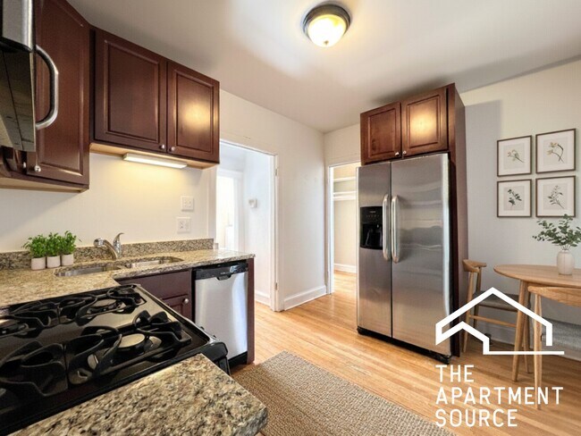 Building Photo - 2122 W Ainslie St