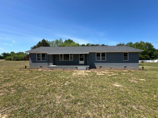 Foto del edificio - Spacious 4-Bed, 2-Bath Country Home - 1 Acre of Privacy