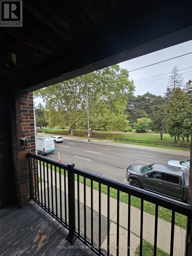 Building Photo - 983 Main St E