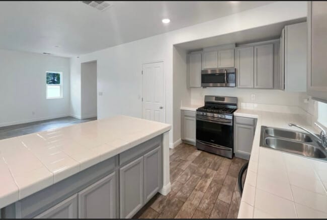 Building Photo - 3731 Roseparke Way